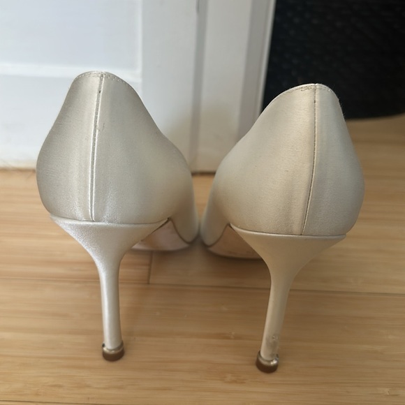 Manolo Blahnik Hangisi satin pumps 4” - Picture 4 of 8